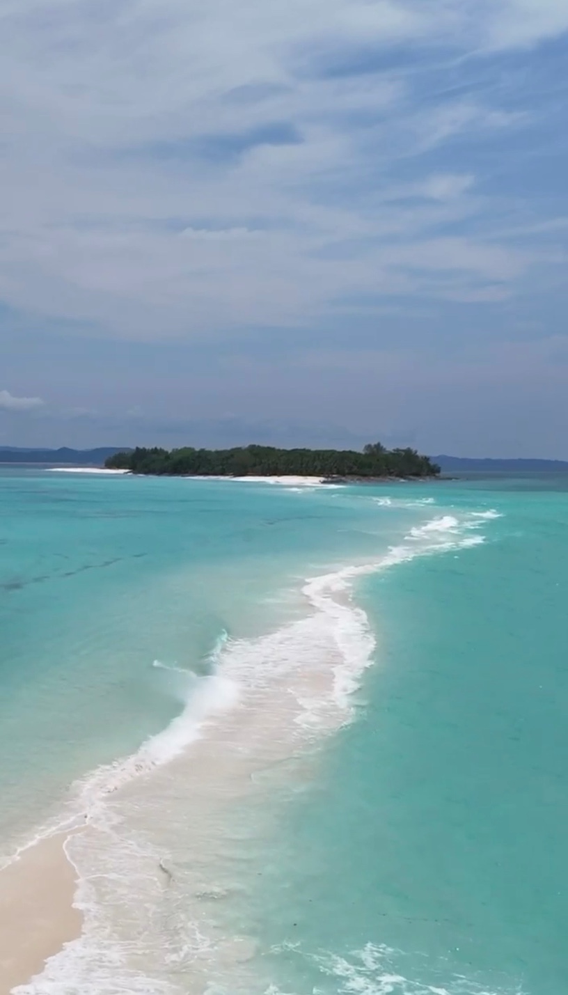 Nosy Iranja — stunning sandbar connecting two islands